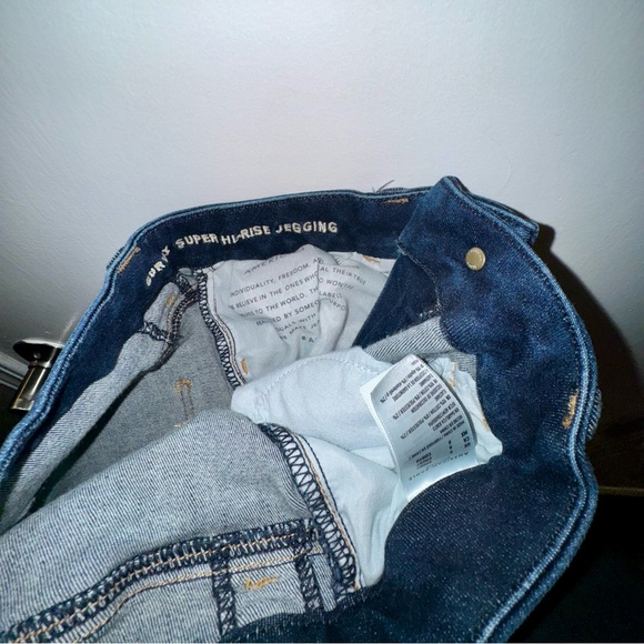 American Eagle Distressed Curvy Super Hi-Rise Jegging Size 6 Short - Picture 3 of 3